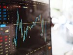 Do people trust AI on financial decisions? We found it really depends on who they are